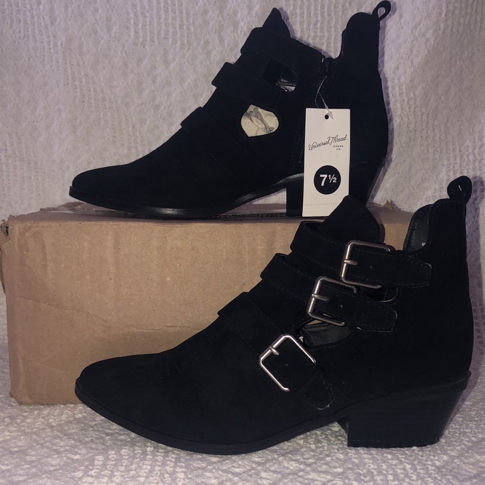 New Women’s 7.5 Universal thread black boots.